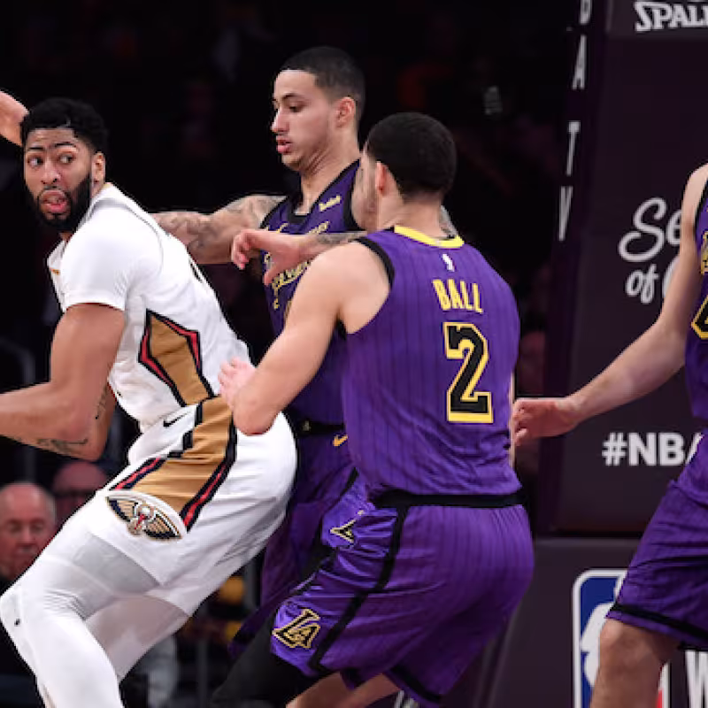 Davis, rodeado de jugadores de los Lakers 