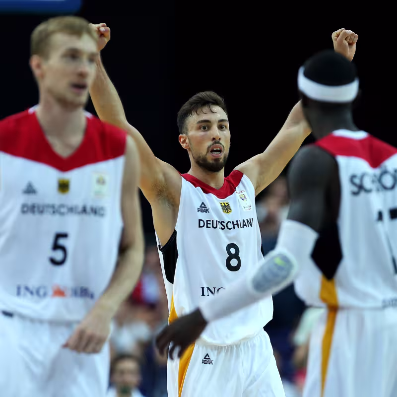 Dennis Schröder y Maximilian Kleber | Foto: ap