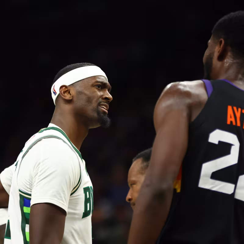 DeAndre Ayton y Bobby Portis, en un Suns-Bucks. 