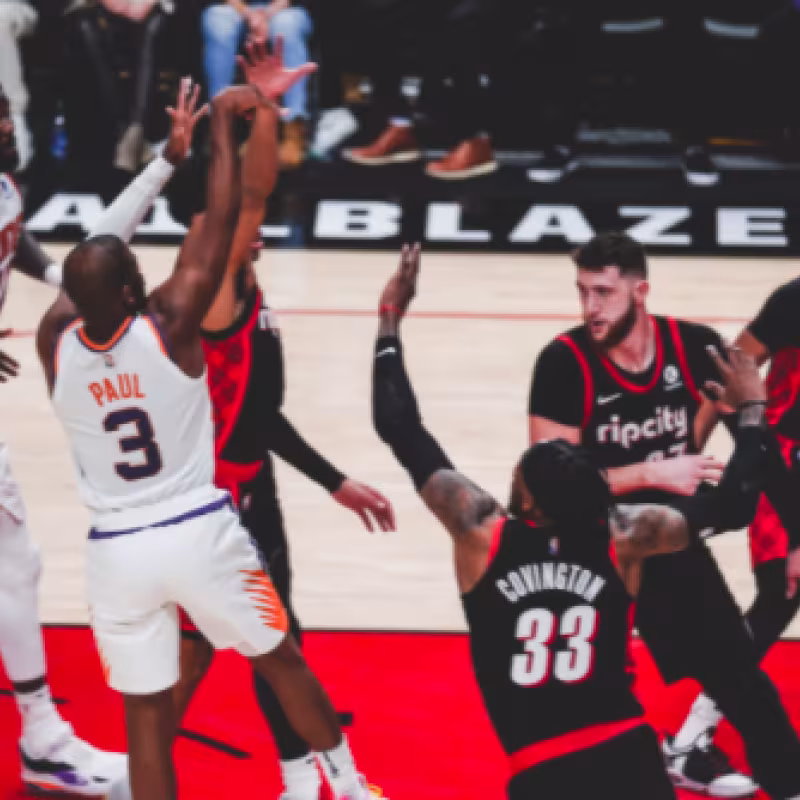 Deandre Ayton y Chris Paul lideran a los Suns en Portland