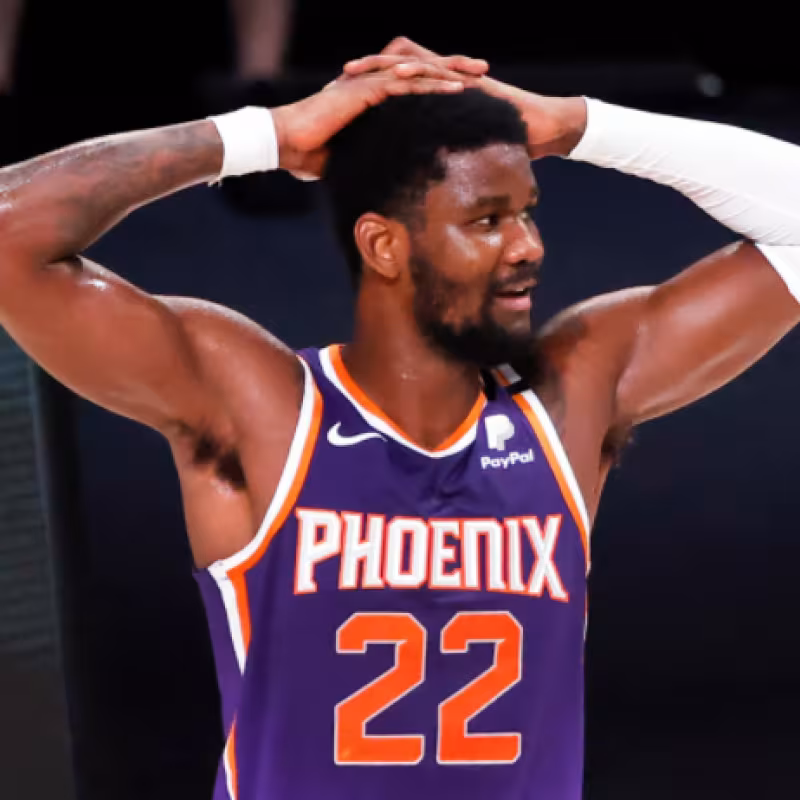 DeAndre Ayton se lamenta tras una acción con los Suns "Foto: NBA.com"