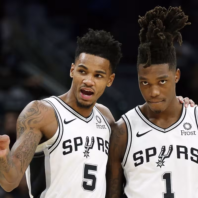 Dejounte Murray aconseja a Lonnie Walker IV, en un encuentro de esta temporada
