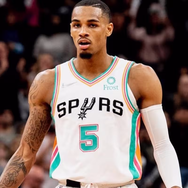Dejounte Murray y Derrick White, jugadores de San Antonio Spurs.
