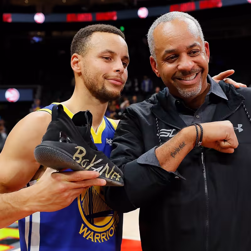Dell Curry, junto a su hijo Stephen en un partido de los Warriors.