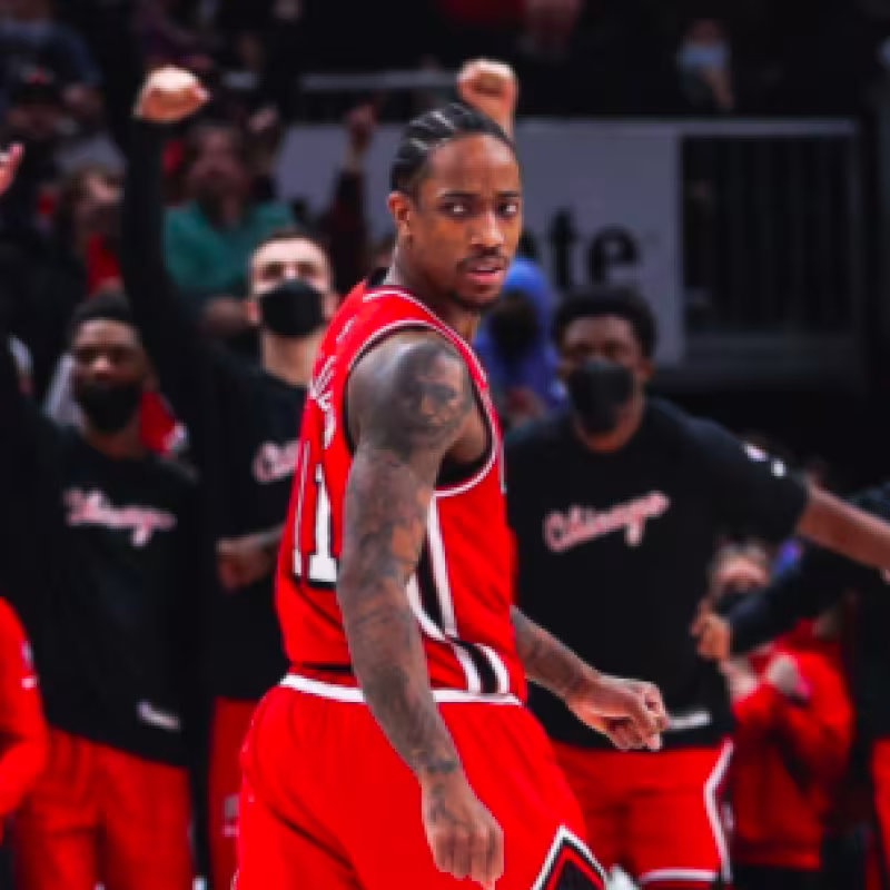 DeMar DeRozan, estrella de Chicago Bulls, ante Anthony Davis.