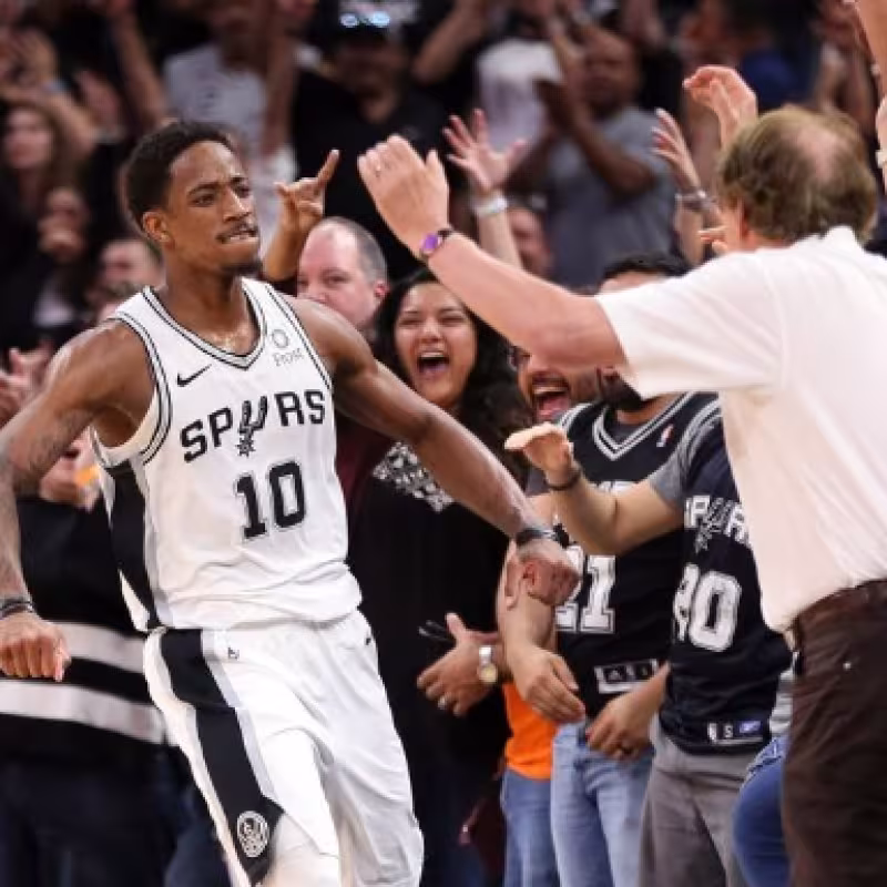DeMar DeRozan y Gregg Popovich, jugador y entrenador de San Antonio Spurs.