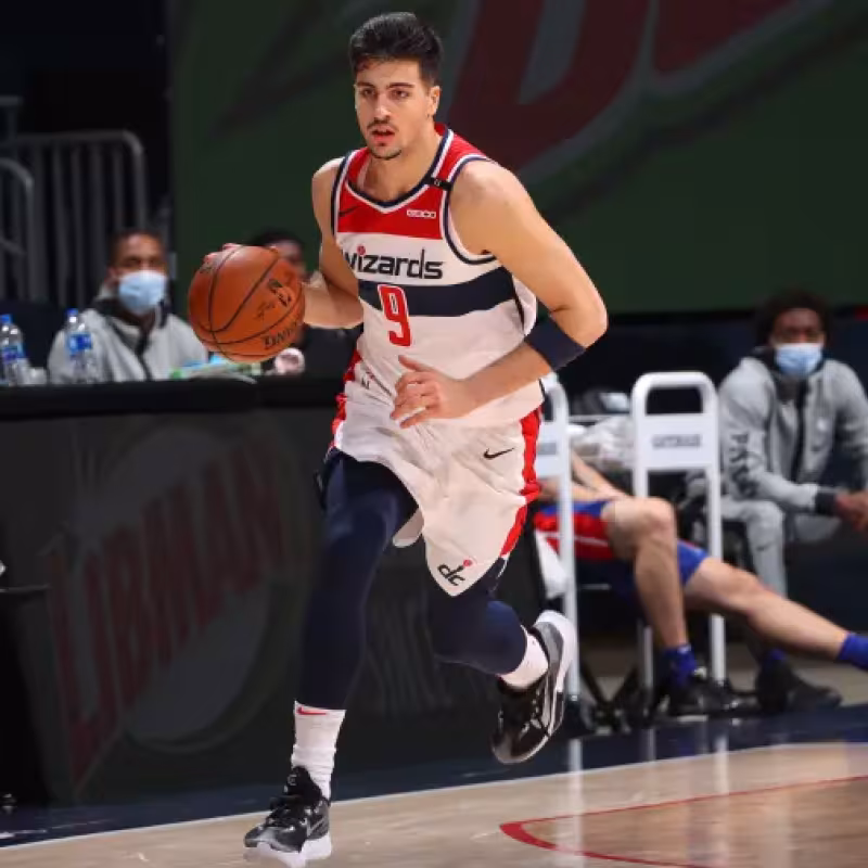 Deni Avdija jugando con los Washington Wizards.