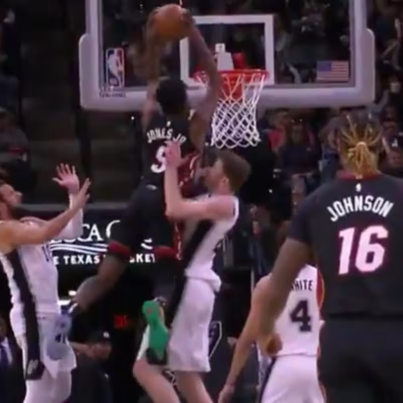 Vídeo: El impresionante mate de Derrick Jones Jr durante el partido de Miami contra los Spurs