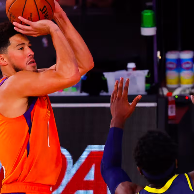 Devin Booker, lanzando a canasta ante Indiana Pacers.