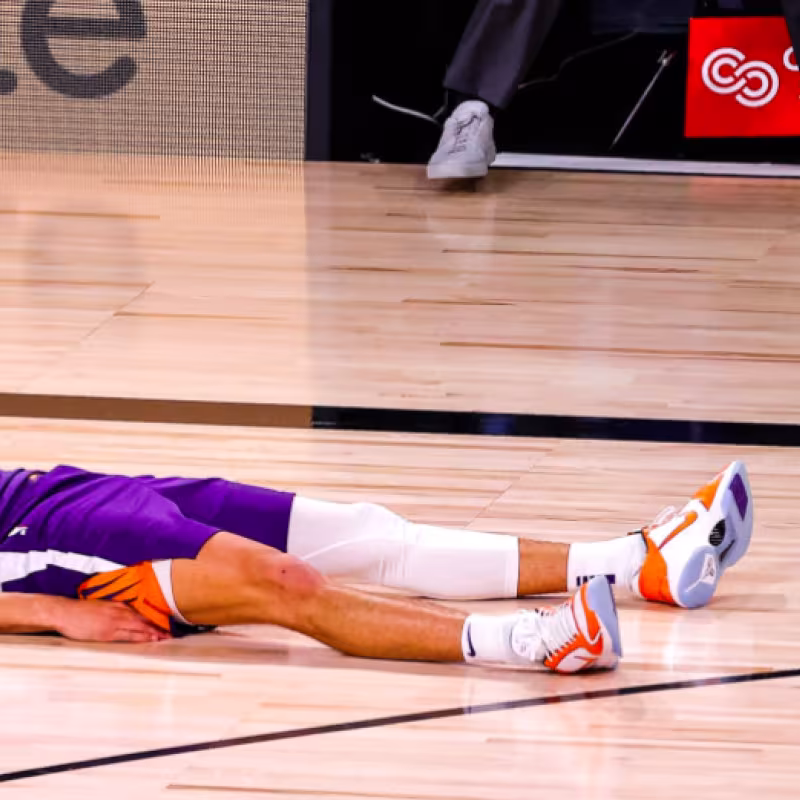 Devin Booker celebra la canasta decisiva ante un frustrado Kawhi Leonard.