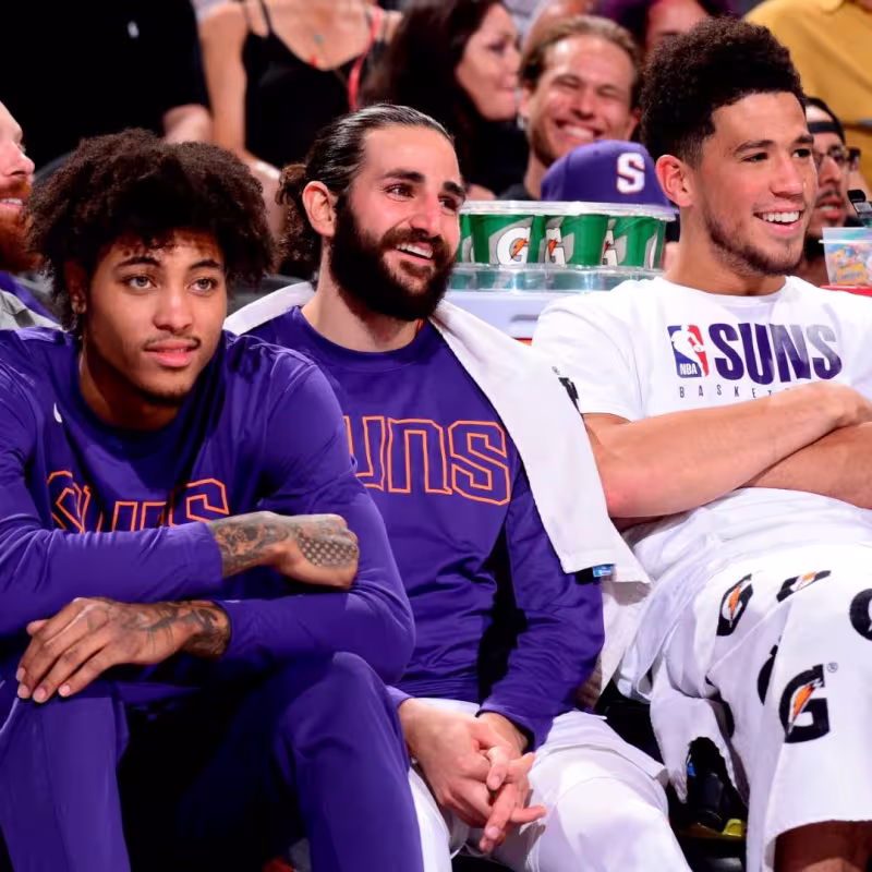 Ricky Rubio, Kelly Oubre y Devin Booker, en el banquillo de los Suns
