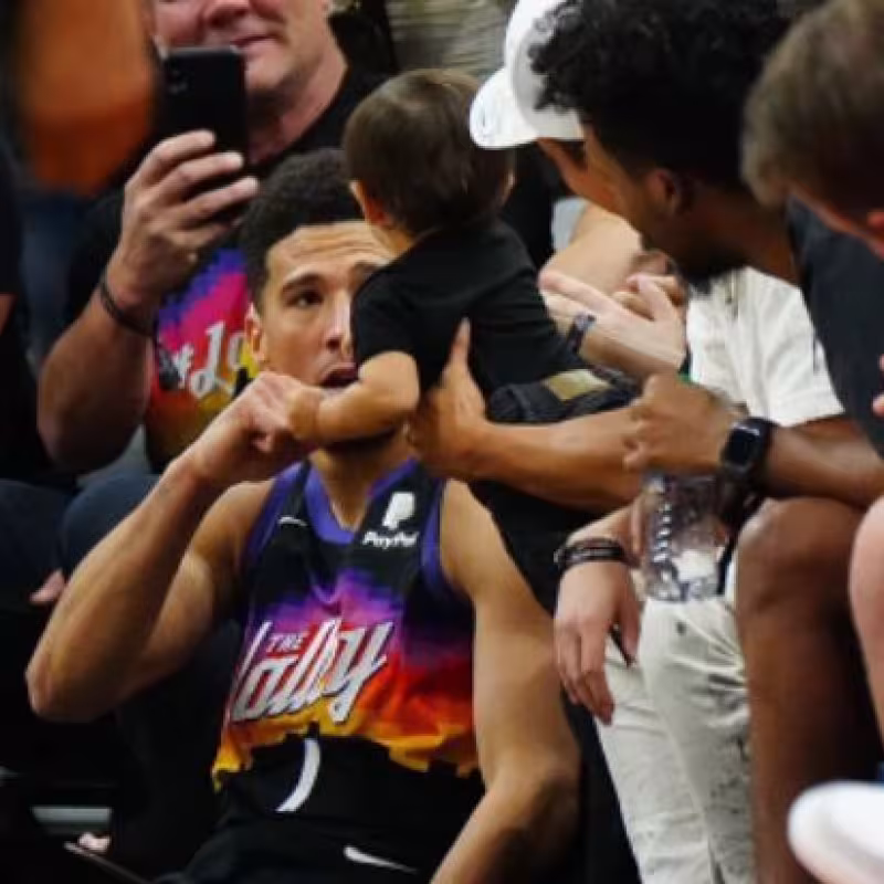 El gesto de Devin Booker con un niño en la grada que demuestra que es un auténtico crack