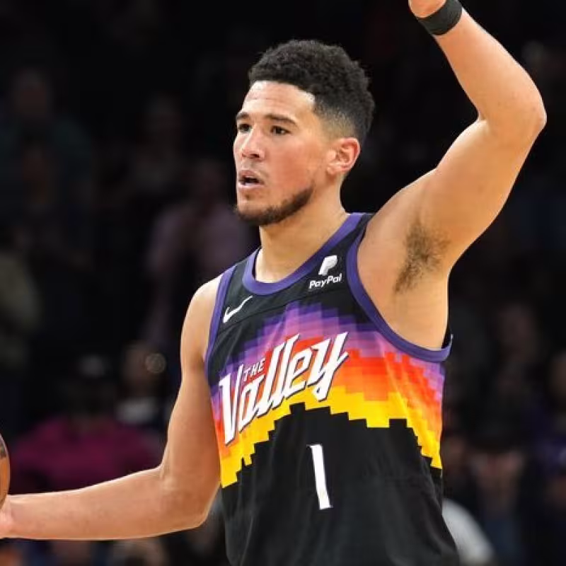 Devin Booker y Chris Paul, jugadores de Phoenix Suns.