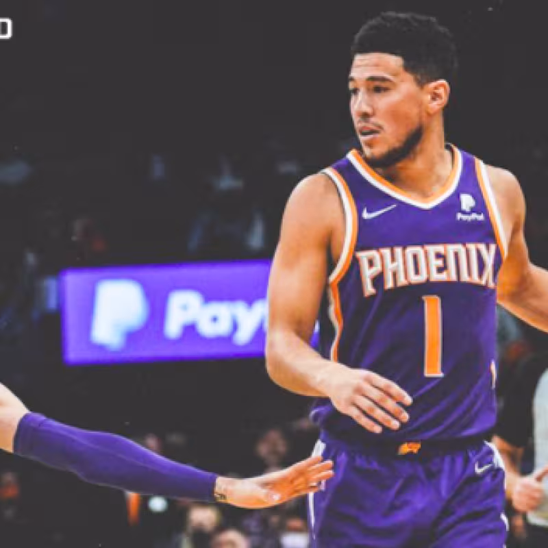 Devin Booker, frente a LaMelo Ball, en el Hornets-Suns.
