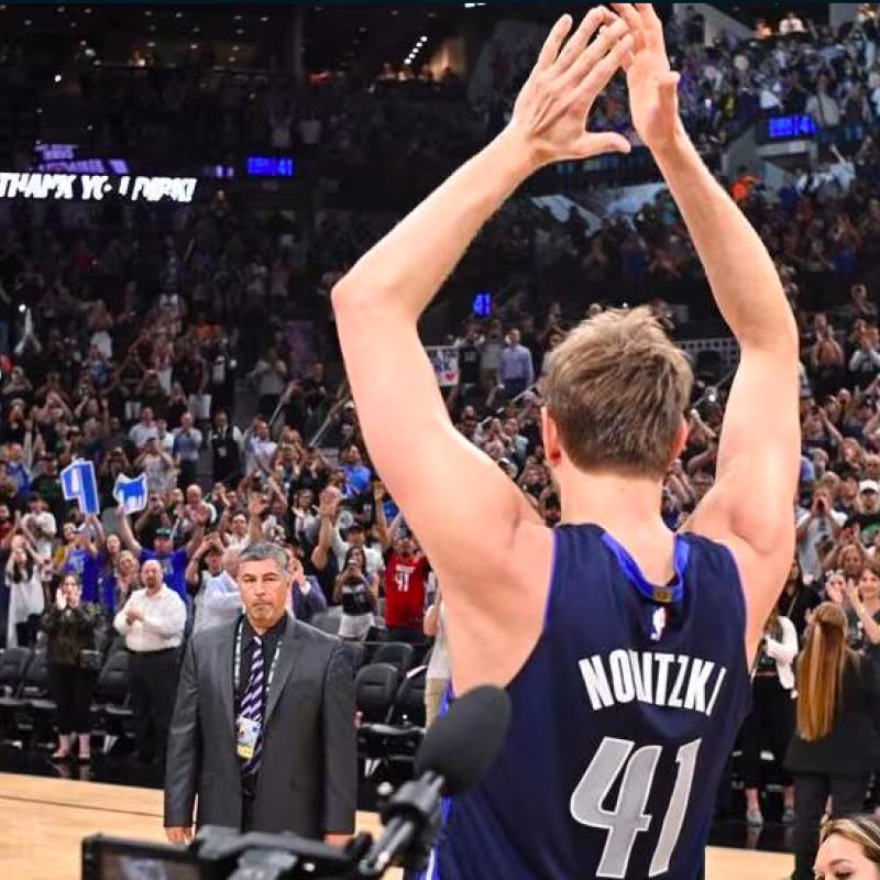 Dirk Nowtzki, emocionado en su despedida.