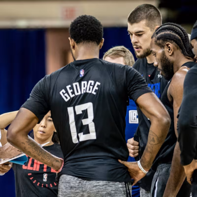 Doc Rivers, en plena charla con sus jugadores de los Clippers