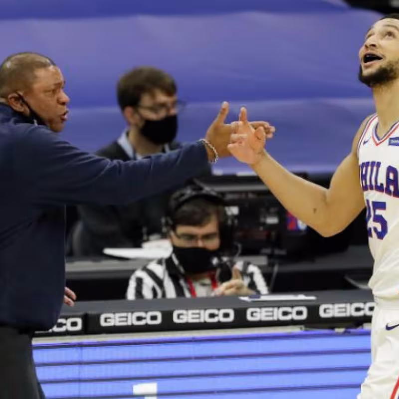 Ben Simmons saluda a su técnico tras ser cambiado "Foto: Philadelphia Inquirer"