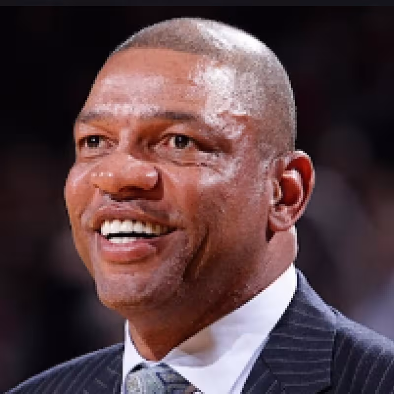 Doc Rivers dirigiendo un partido con Los Angeles Clippers.