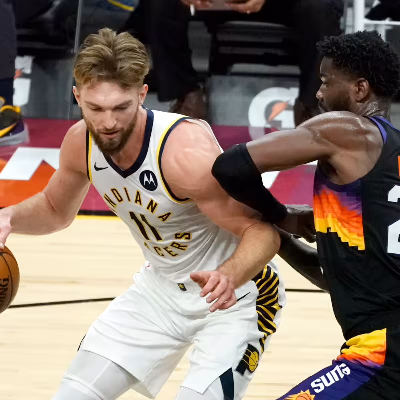 Domantas Sabonis, ante Deandre Ayton, en un Suns-Pacers.