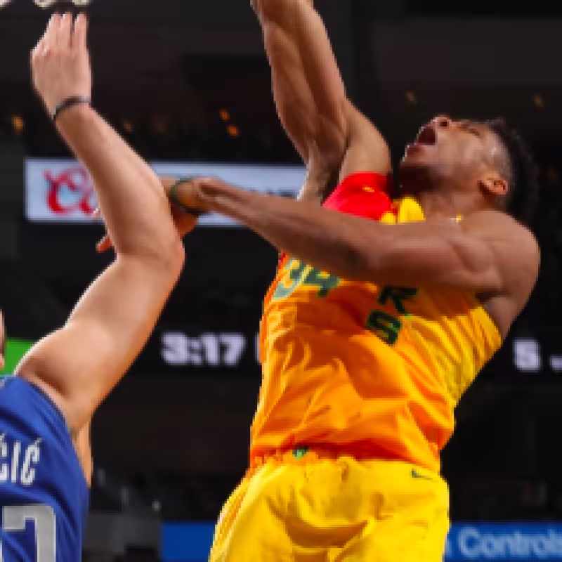 Giannis Antetokounmpo ataca la canasta rival ante Luka Doncic.