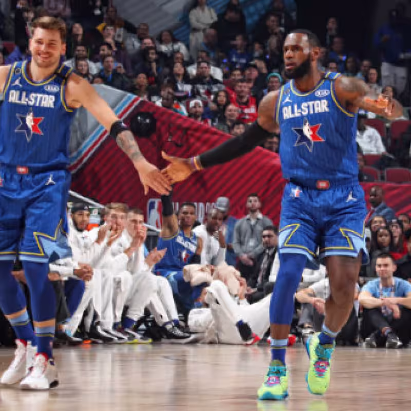 Luka Doncic y Lebron James, mejores en asistencias. Foto: gettyimages