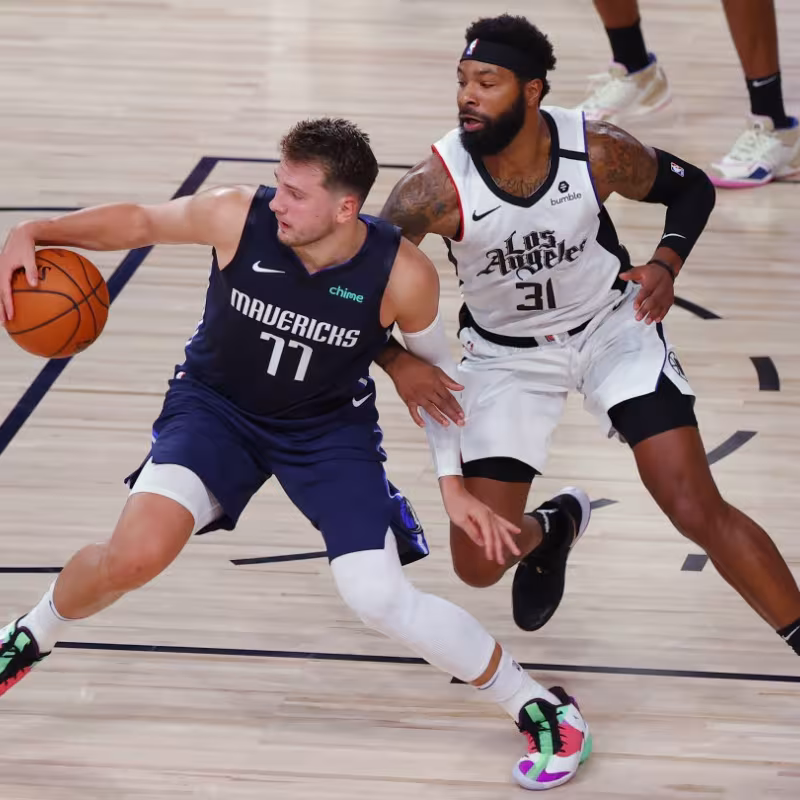 Marcus Morris niega las acusaciones de que quiera hacer daño a Doncic