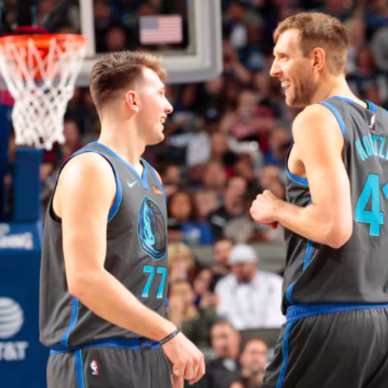 Luka Doncic y Dirk Nowitzki, en el Mavs-Kings.
