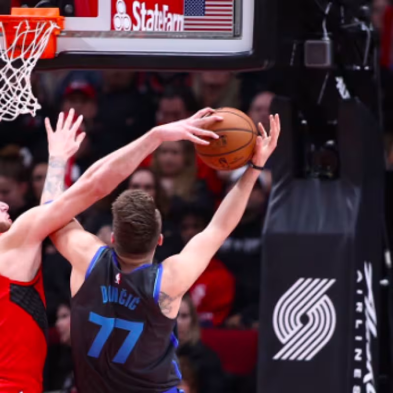 Nurkic tapona a Doncic durante el Blazers-Mavericks.