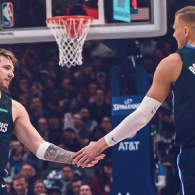 Luka Doncic y Kristaps Porzingis, jugadores de Dallas Mavericks.