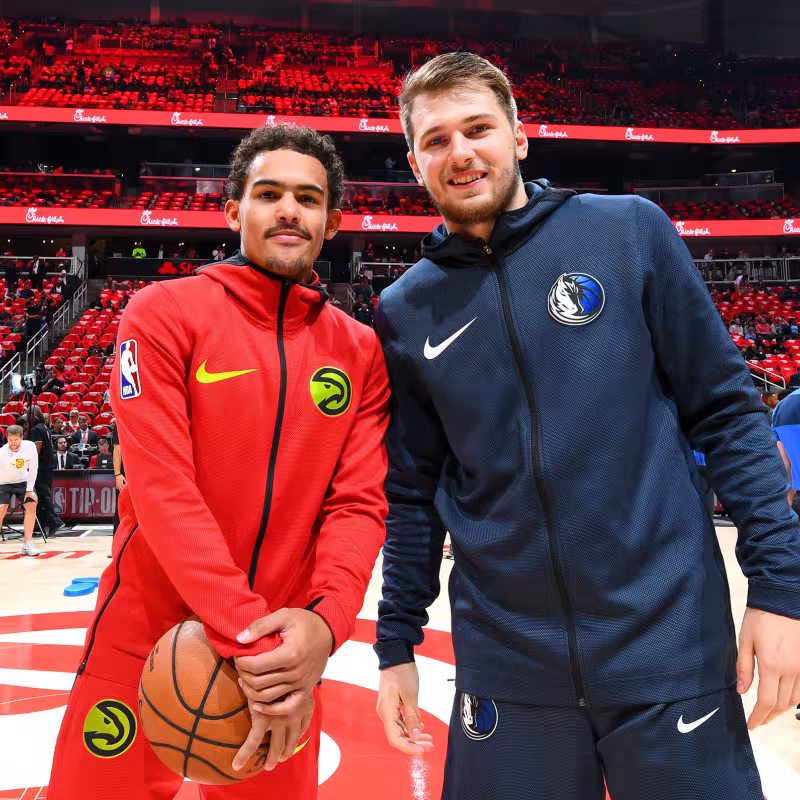 Doncic y Young previo a un choque entre ambos en la NBA. Foto: nba.com