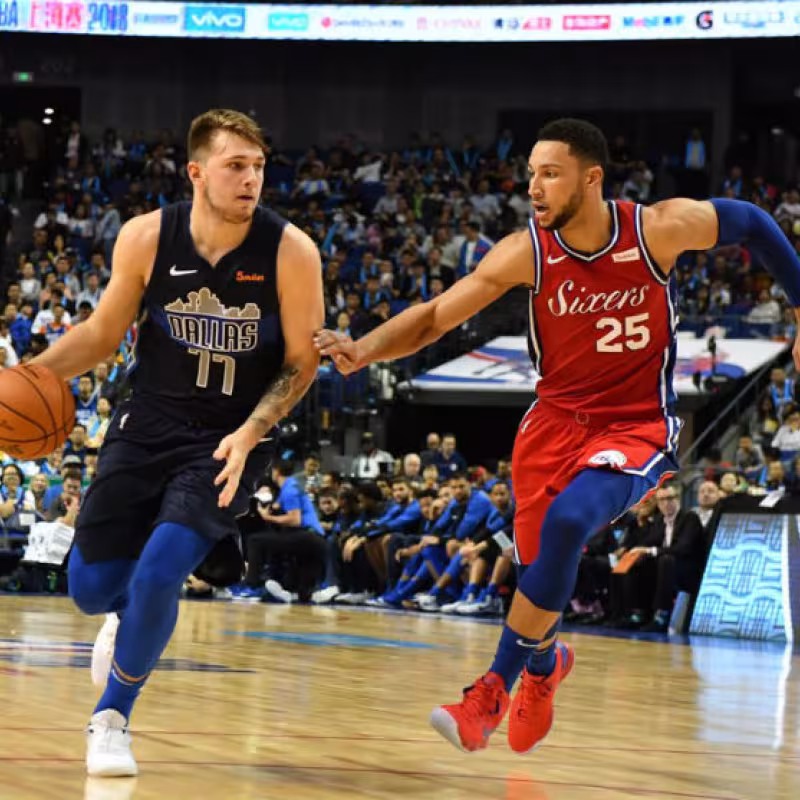 Luka Doncic y Ben Simmons, en un partido