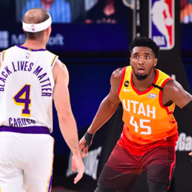 Donovan Mitchell, defendiendo a Alex Caruso en el Lakers-Jazz.