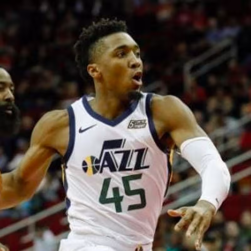Donovan Mitchell ataca la canasta ante la mirada de James Harden.