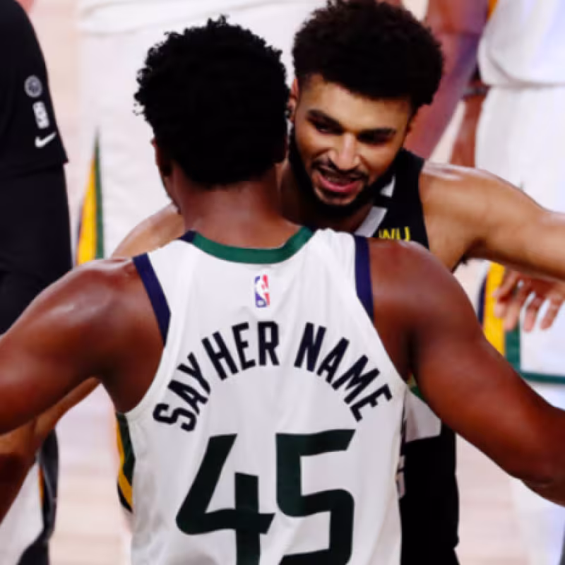 El abrazo entre Donovan Mitchell y Jamal Murray tras un duelo inolvidable