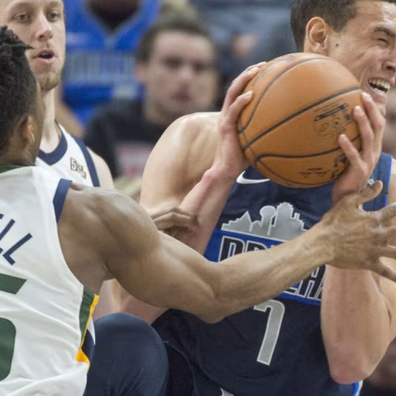 Donovan Mitchell, estrella de Utah Jazz, cometió falta sobre Dwight Powell.