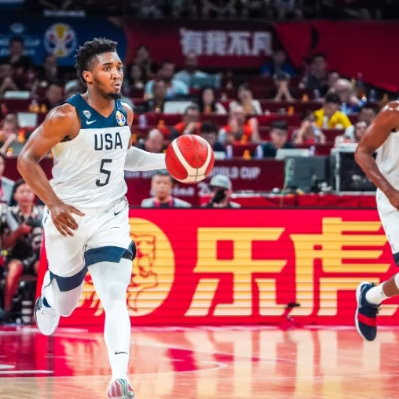 Donovan Mitchell y Myles Turner, jugadores de EEUU.