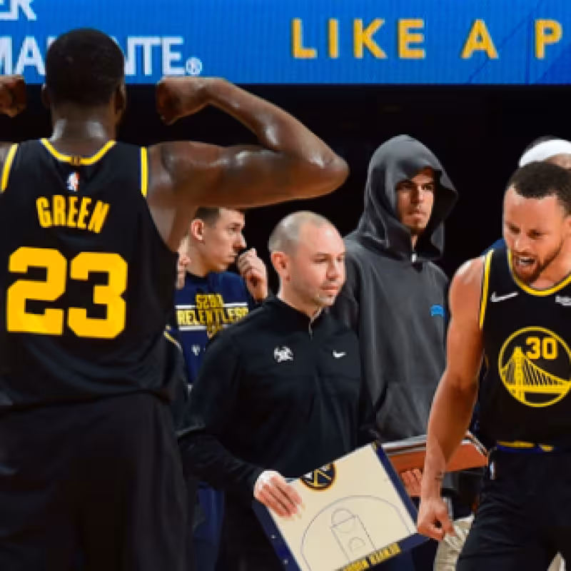 Draymond Green y Stephen Curry celebran el pase de ronda. 