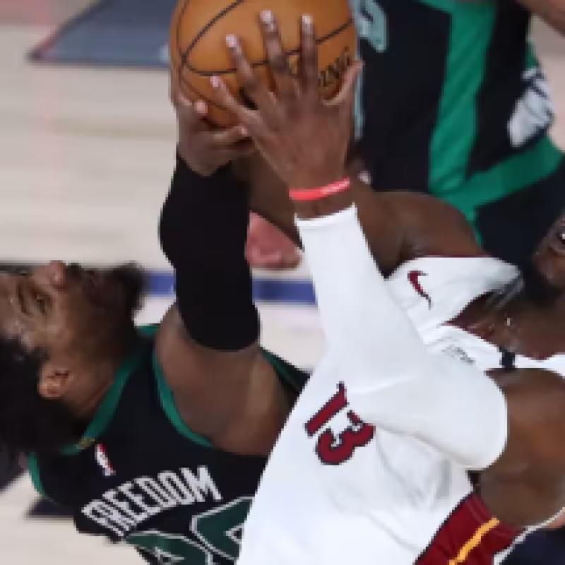 Bam Adebayo en un partido contra los Boston Celtics.