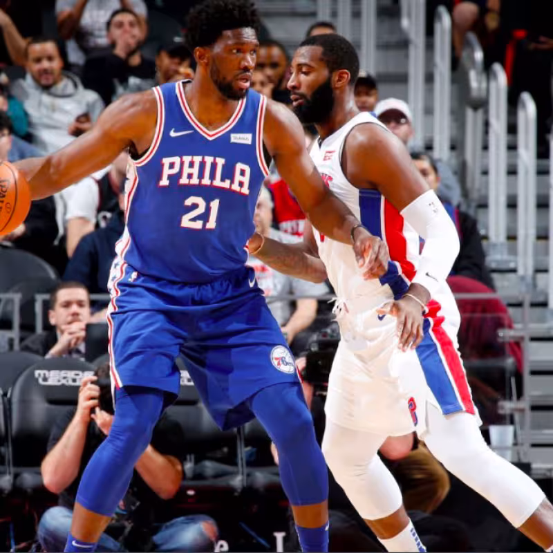Joel Embiid se ríe en la cara de Andre Drummond y provoca su expulsión