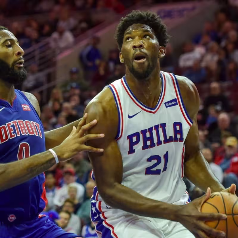 Embiid sigue cachondeándose de Drummond a través de Twitter: "Él sabe que no me puede defender"
