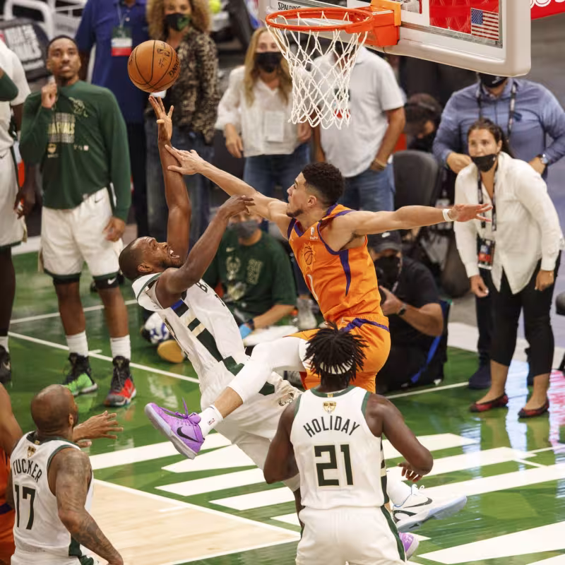 Duelo Middleton y Booker en Finales NBA 2021. Foto: gettyimages
