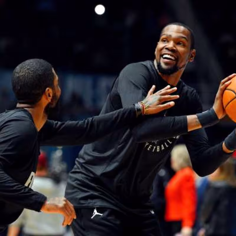 Kevin Durant y Kyrie Irving, bromeando.