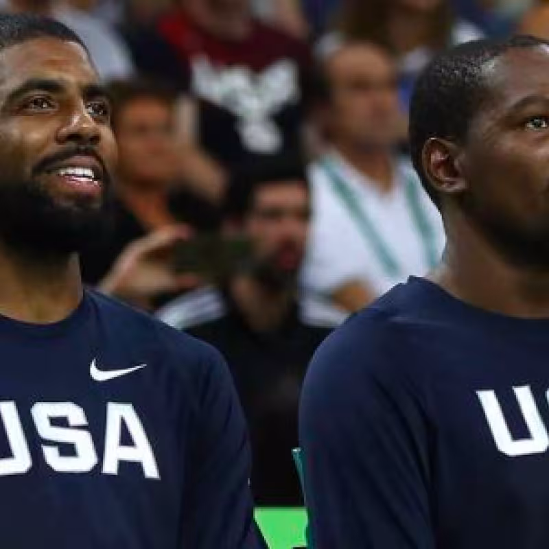 Kyrie Irving y Kevin Durant con el equipo de Estados Unidos.