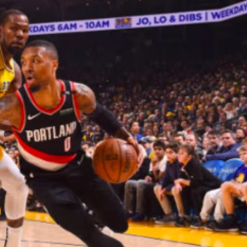 Lillard ataca la canasta rival ante la defensa de Kevin Durant.