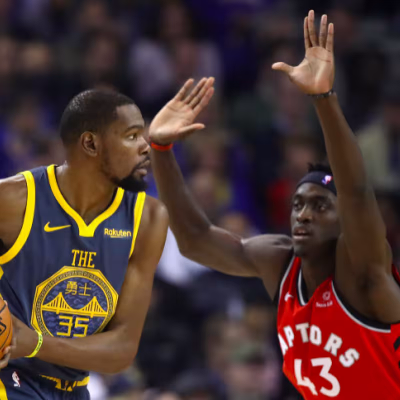 Kevin Durant ataca ante Pascal Siakam en el Raptors-Warriors.