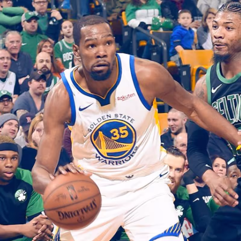 Kevin Durant ataca la canasta rival ante 