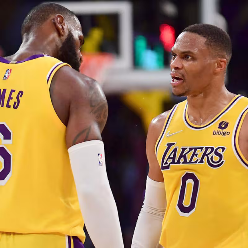 LeBron James, estrella de Los Angeles Lakers, junto a Russell Westbrook.