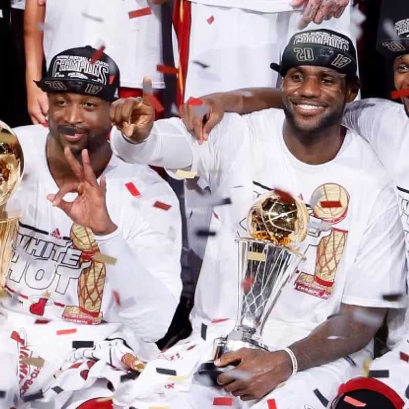 Wade, LeBron y Bosh celebrando el título de 2013