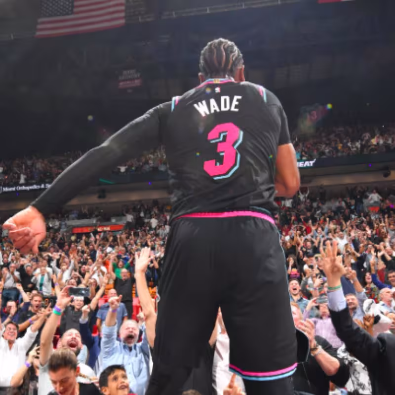 Dwayne Wade celebra su triple ganador ante los Warriors.