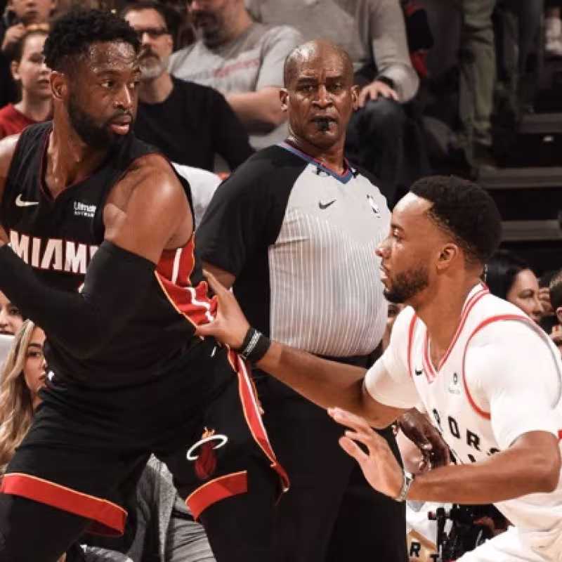 Dwyane Wade frente a Norman Powell durante el encuentro de hoy.